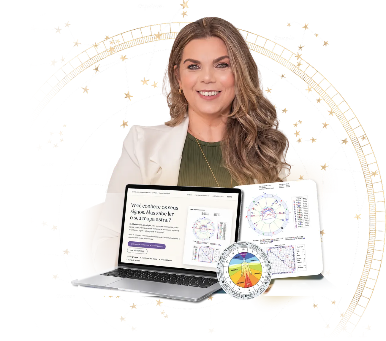 Lucinda sorrindo atrás de um notebook com a página da Alfabetização Astrológica, uma folha de mapa astral e uma mandala das casas e chakras, cercada por estrelas douradas